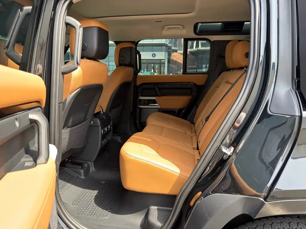 Land Rover Defender 2023 — фото 10