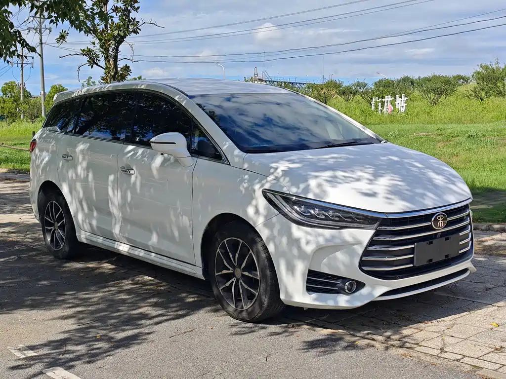 BYD MAX 2018