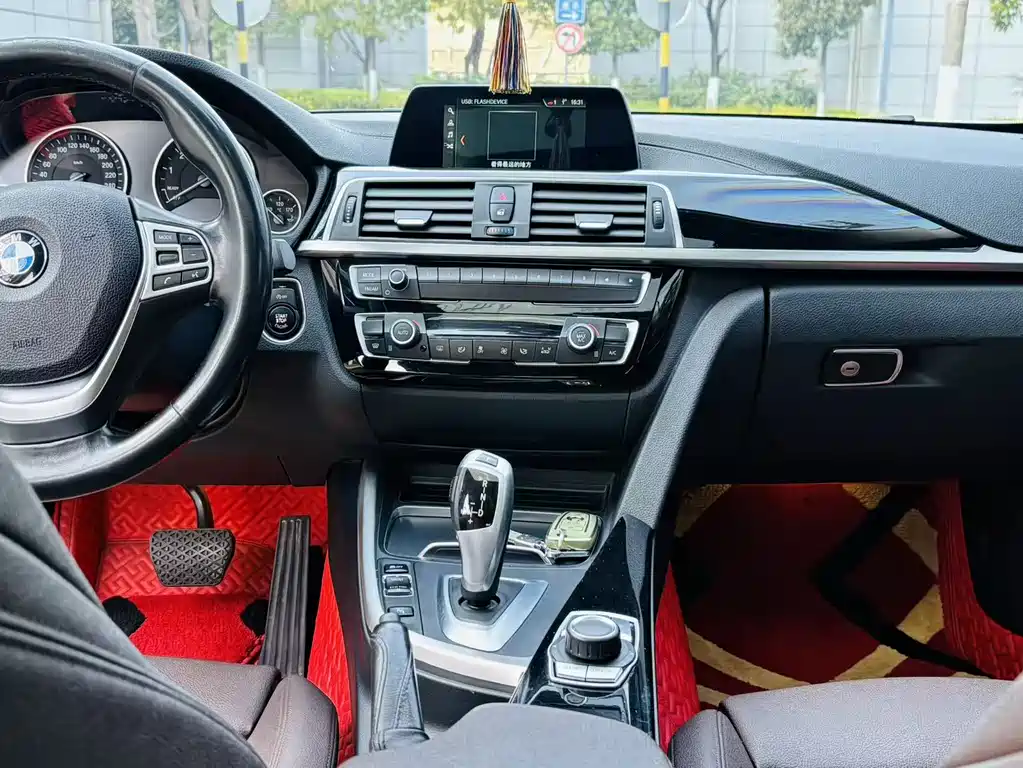 BMW 3 Series 2018 — фото 11