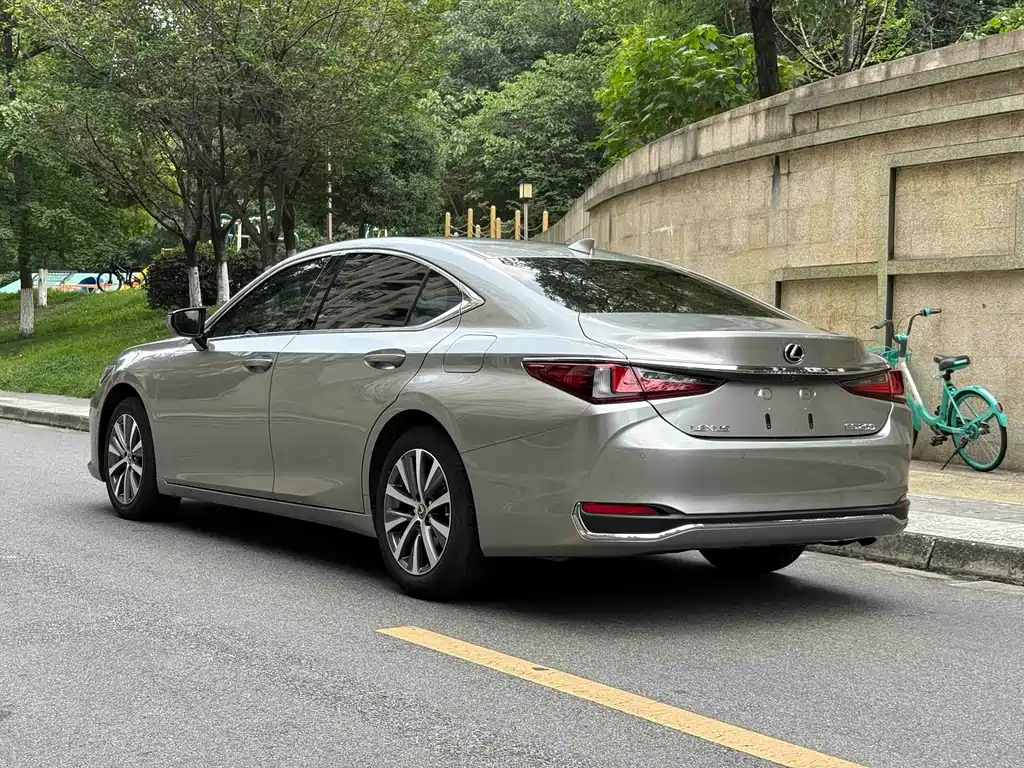 Lexus ES 2020