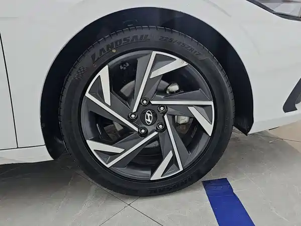 Hyundai Elantra 2025