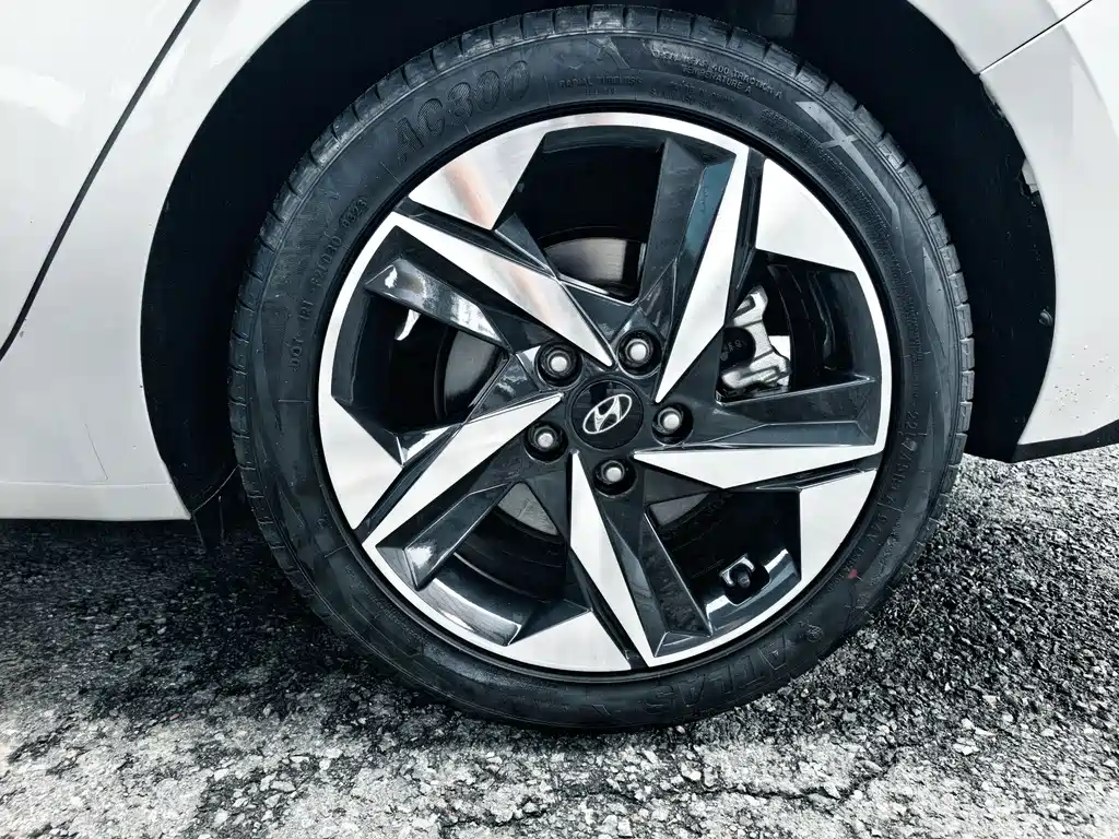 Hyundai Elantra 2022 — фото 11