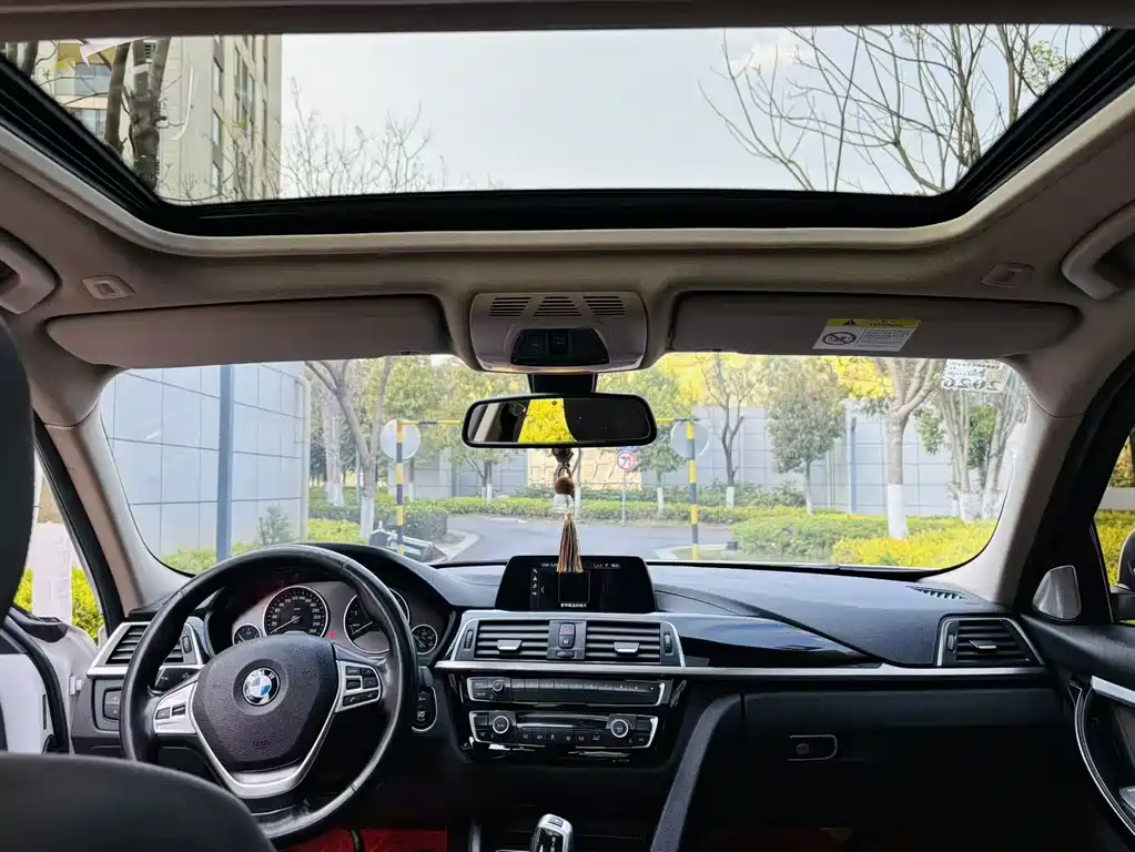 BMW 3 Series 2018 — фото 10