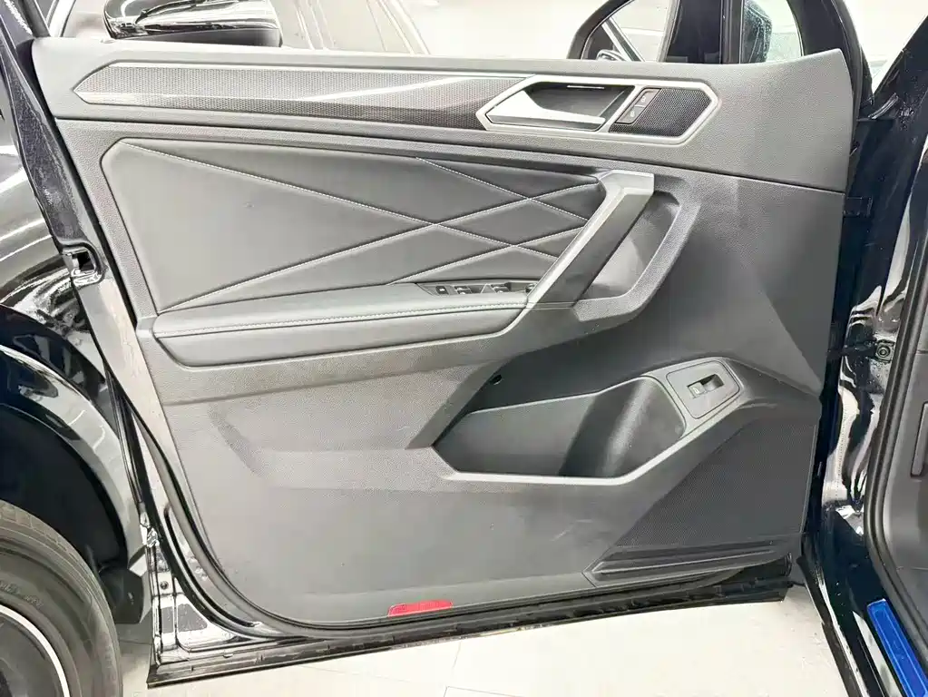 Volkswagen Tiguan L 2022 — фото 12