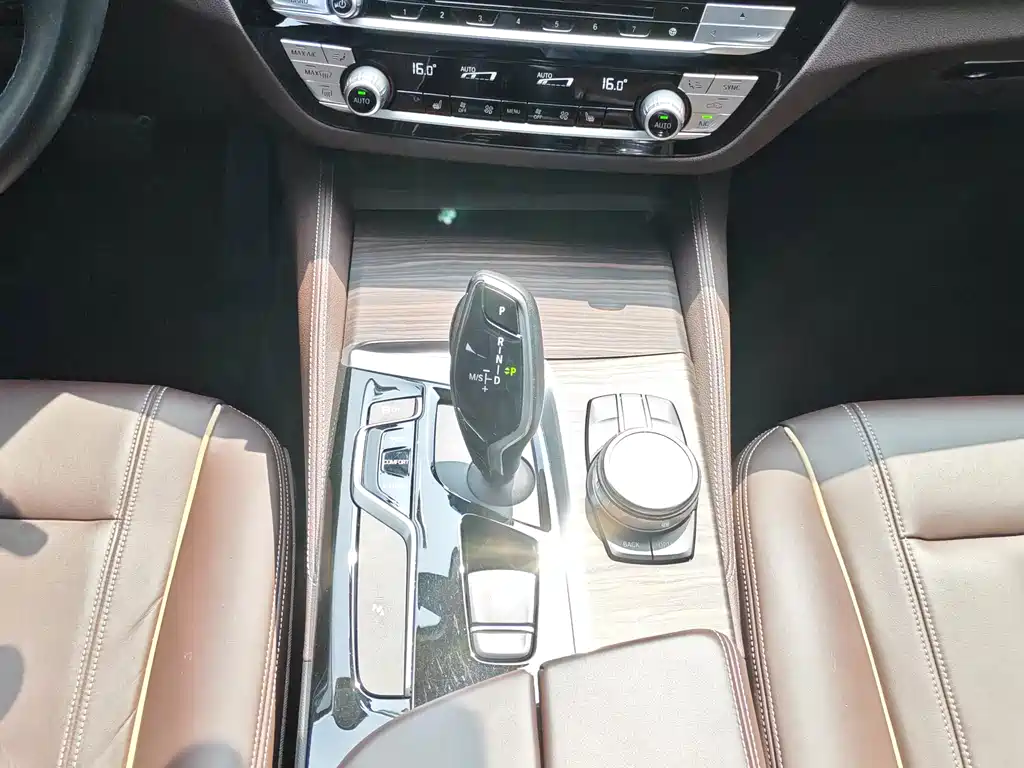 BMW 5 Series 2018 — фото 16