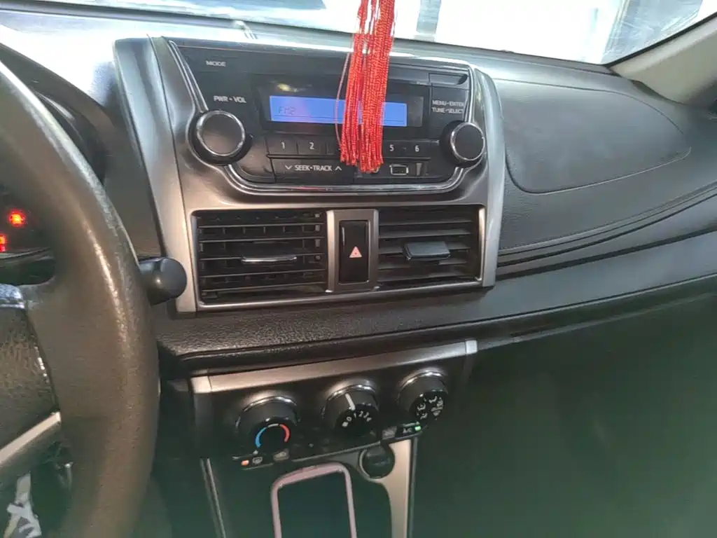 Toyota Yaris L 2015 — фото 13