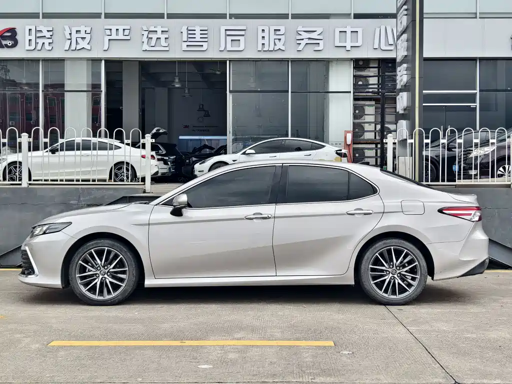 Toyota Camry 2023 — фото 3