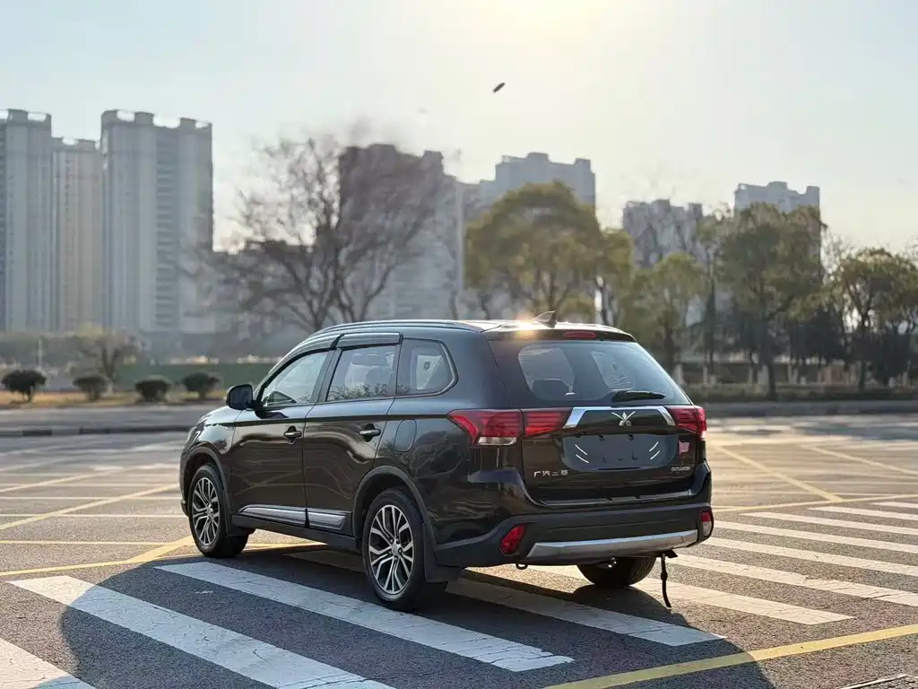 Mitsubishi Outlander 2017 — фото 4