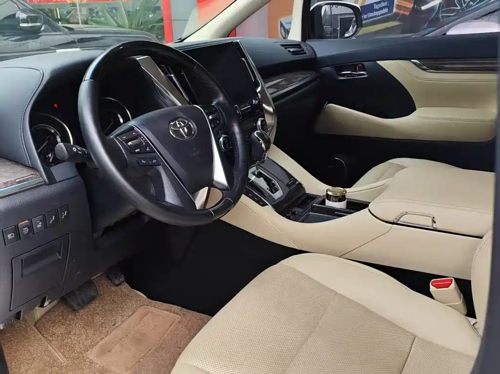 Toyota Alphard 2023 — фото 8
