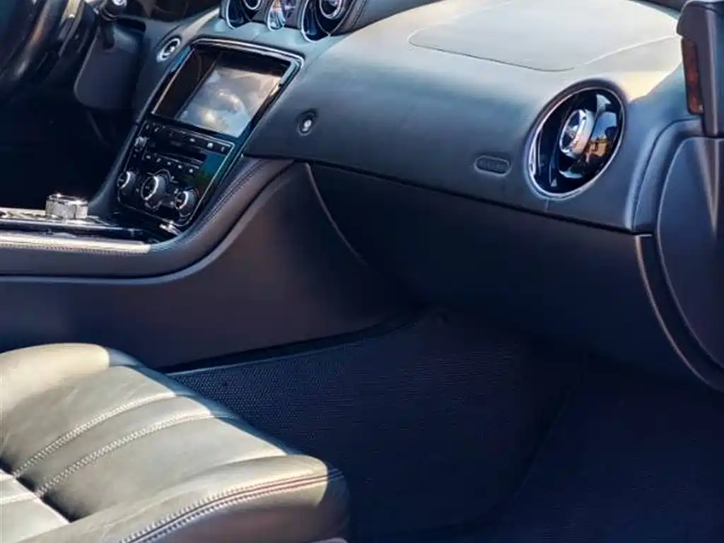 Jaguar XJ 2012 — фото 12