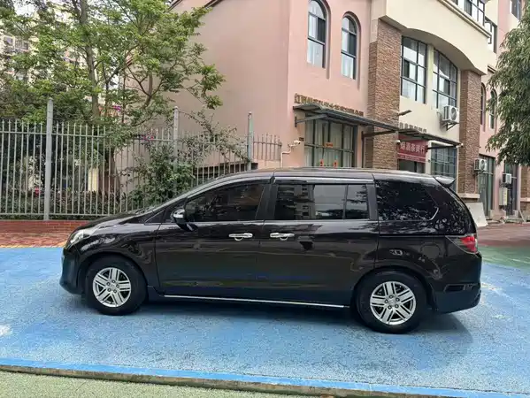 Mazda 8 2012
