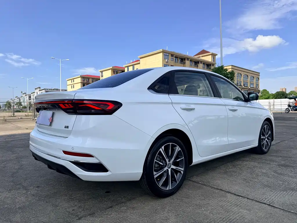Geely Emgrand 2021