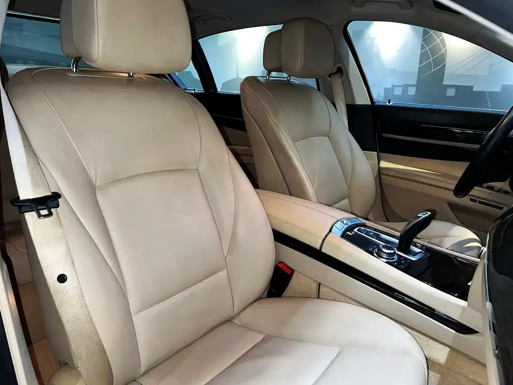 BMW 7 Series 2011 — фото 14