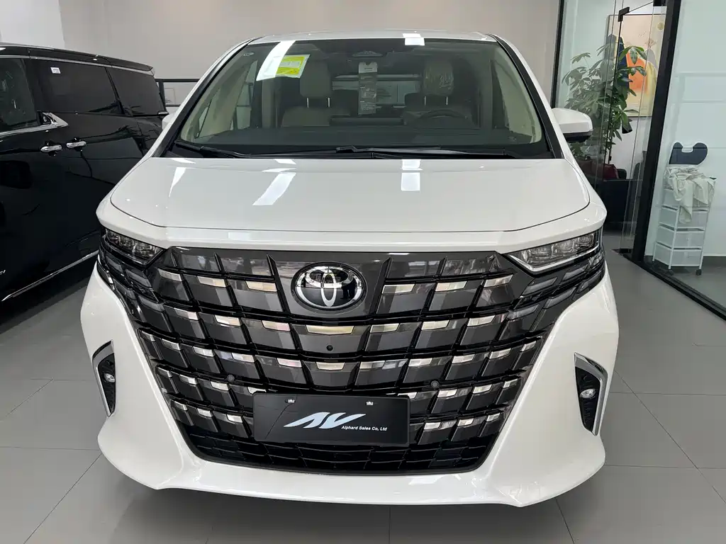 Toyota Alphard — фото 2