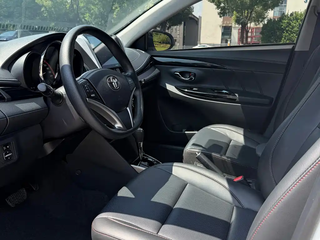 Toyota Yaris L 2022 — фото 8