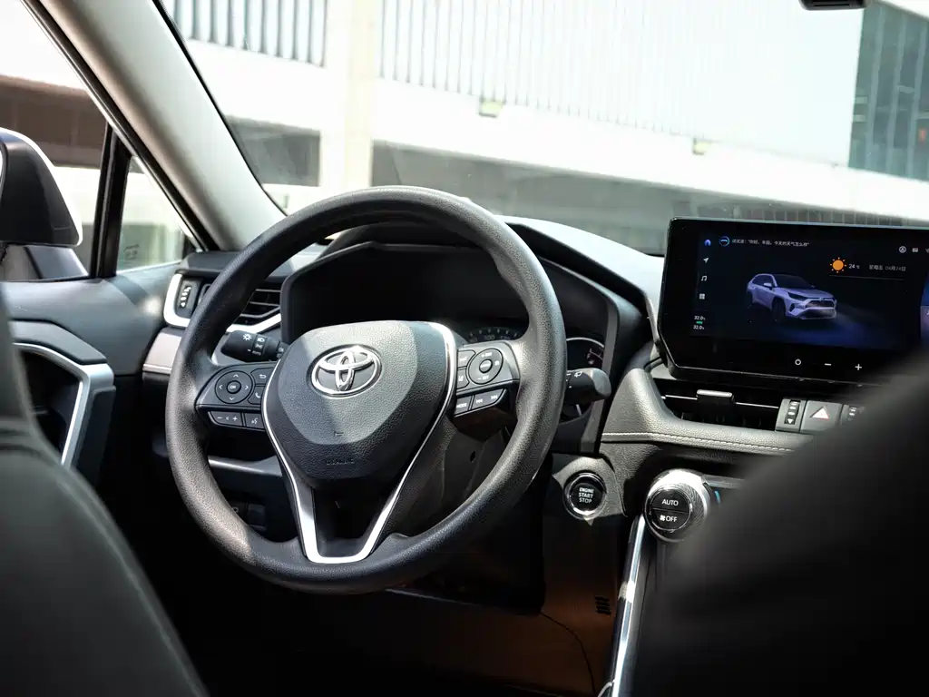 Toyota RAV4 2023 — фото 17