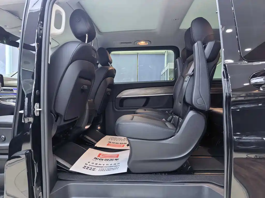 Mercedes-Benz V-Class 2024 — фото 13