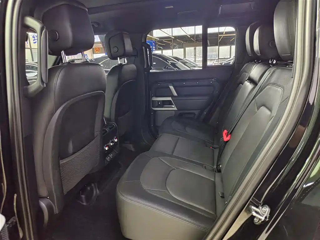 Land Rover Defender 2024 — фото 11
