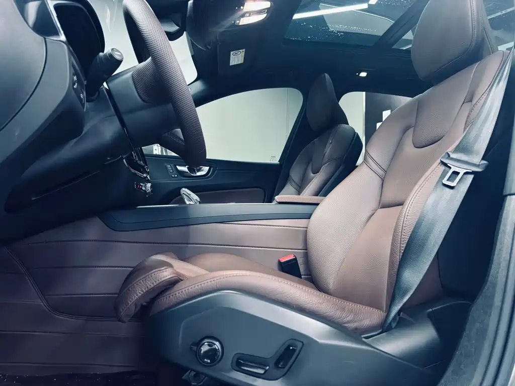 Volvo XC60 2021 — фото 8