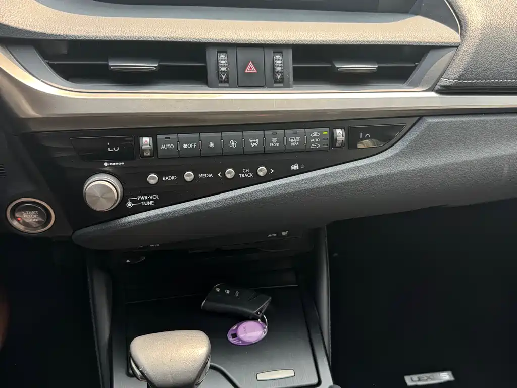 Lexus ES 2021 — фото 11