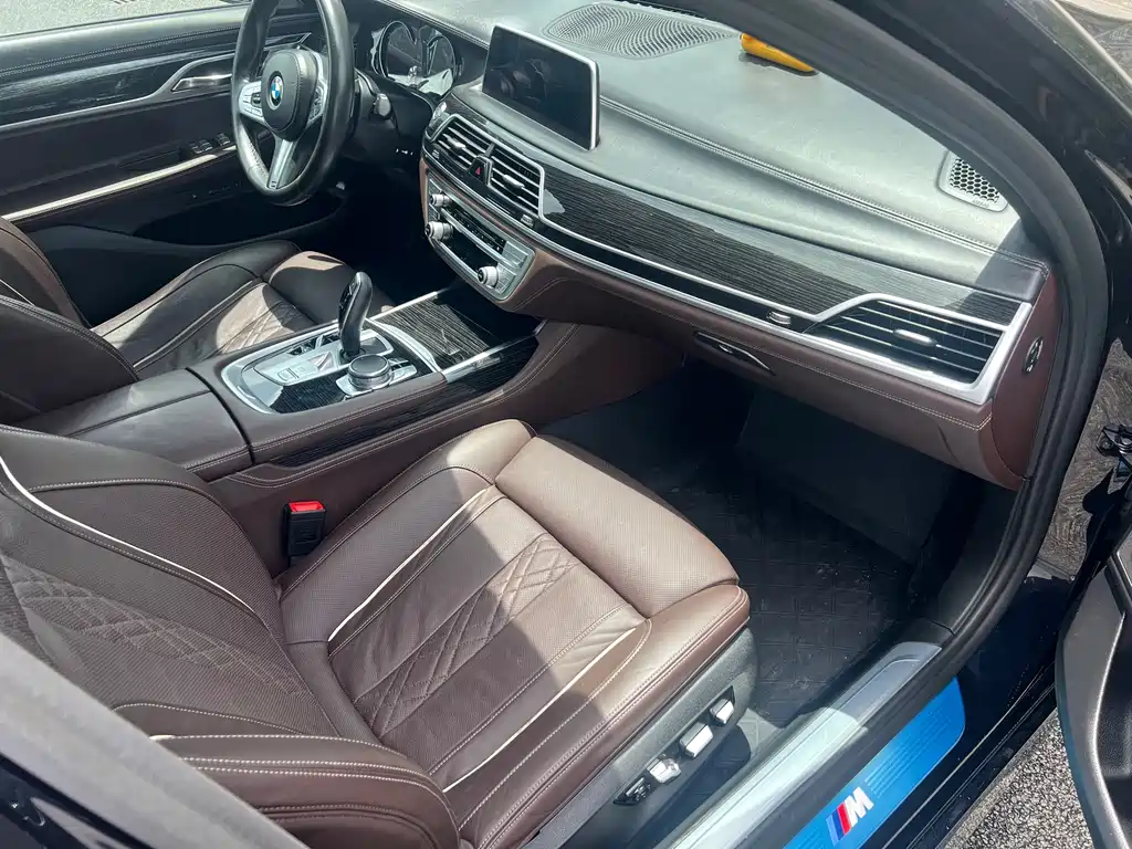 BMW 7 Series 2018 — фото 11