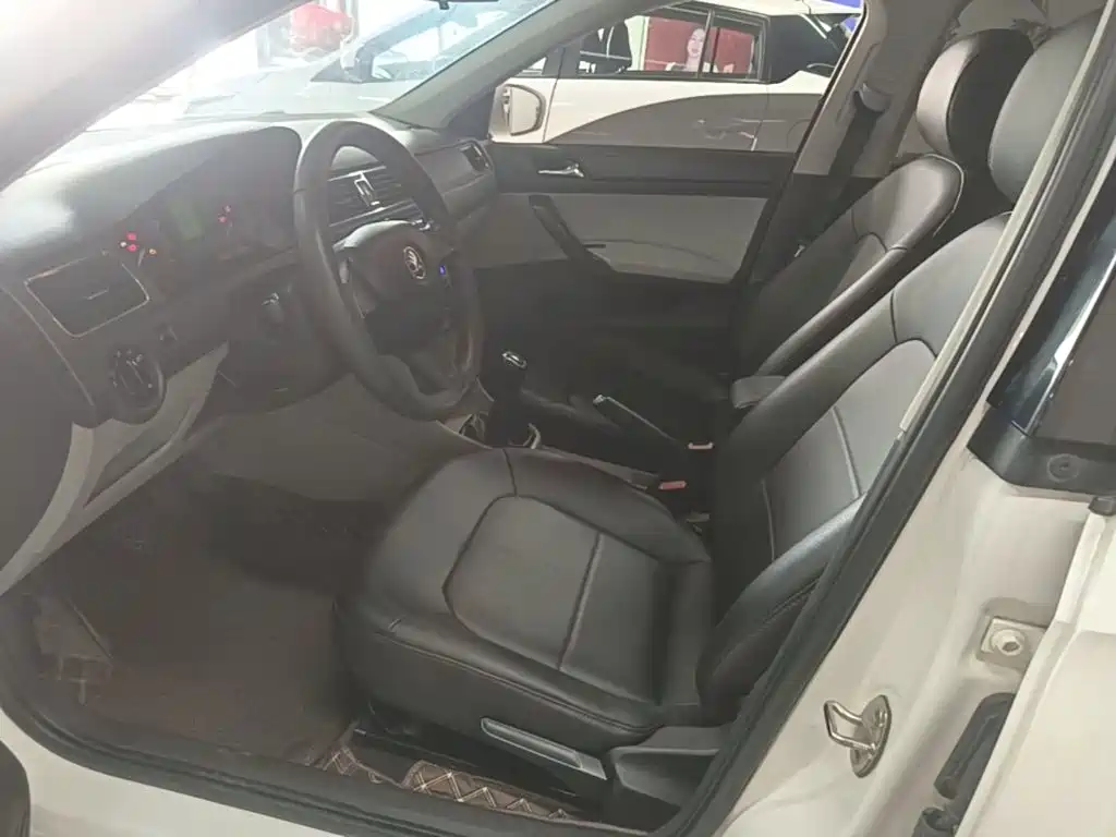 Skoda Rapid 2015 — фото 15