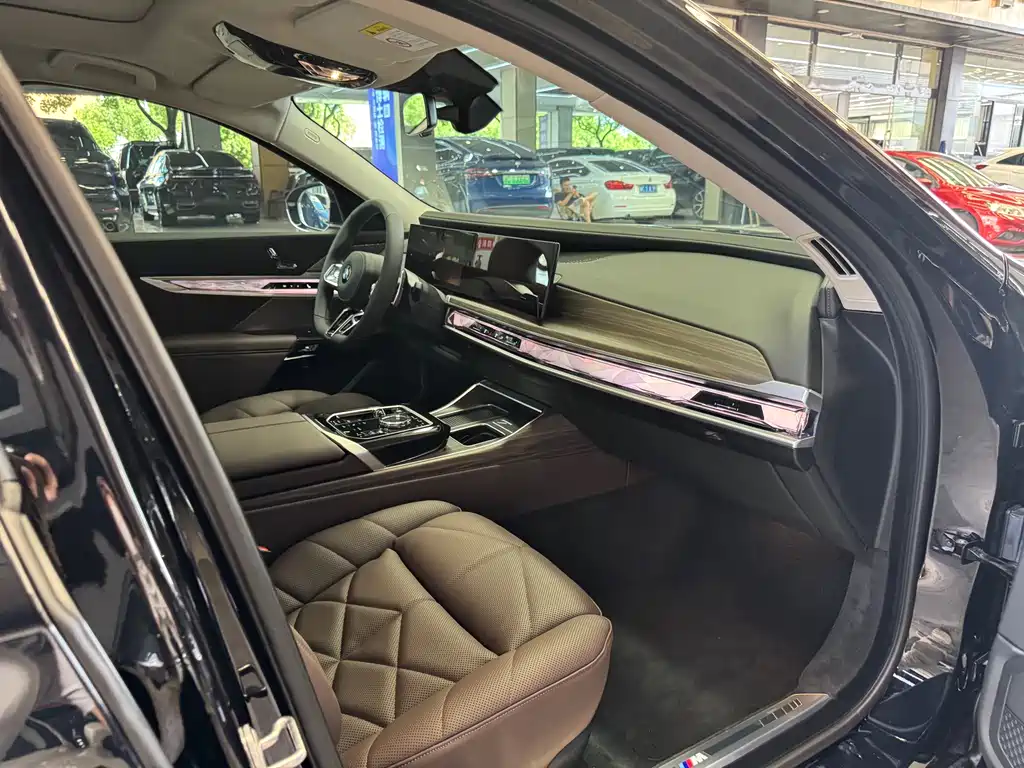 BMW 7 Series — фото 10
