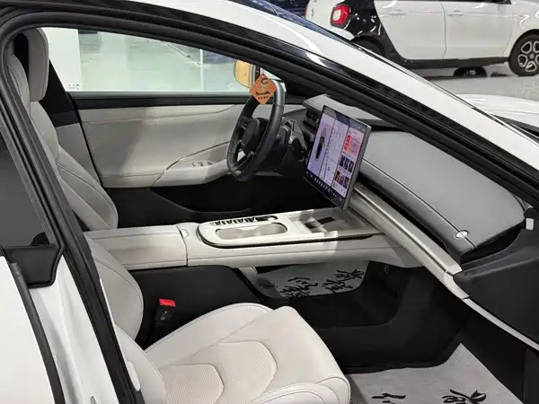 Xiaomi SU7 2024