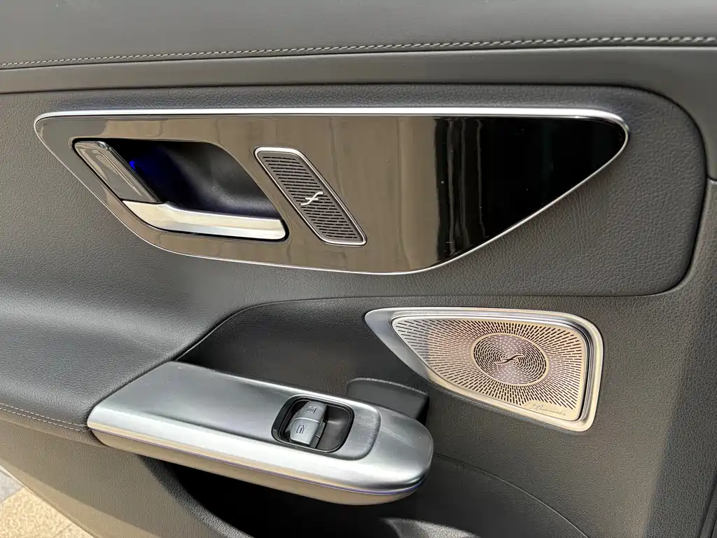 Mercedes-Benz C-Class 2024 — фото 13