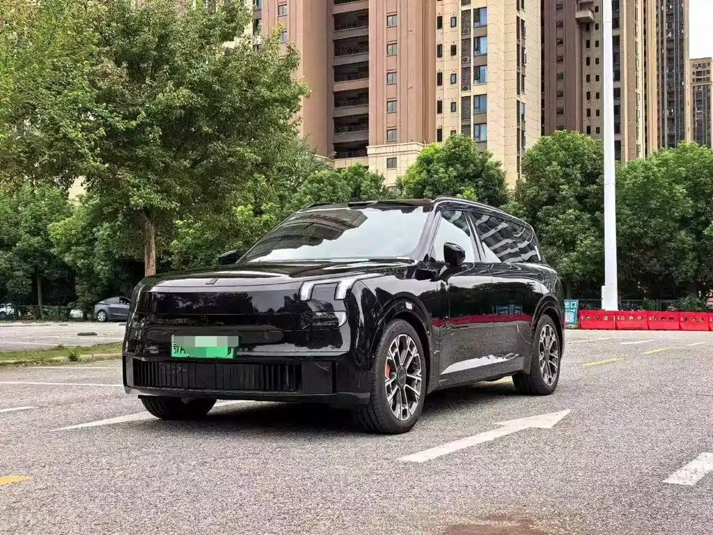 Lynk & Co 900 2025