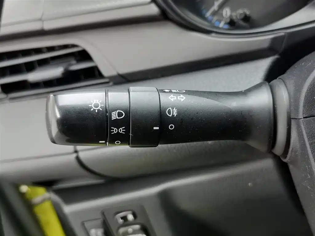 Toyota Yaris L 2019 — фото 21