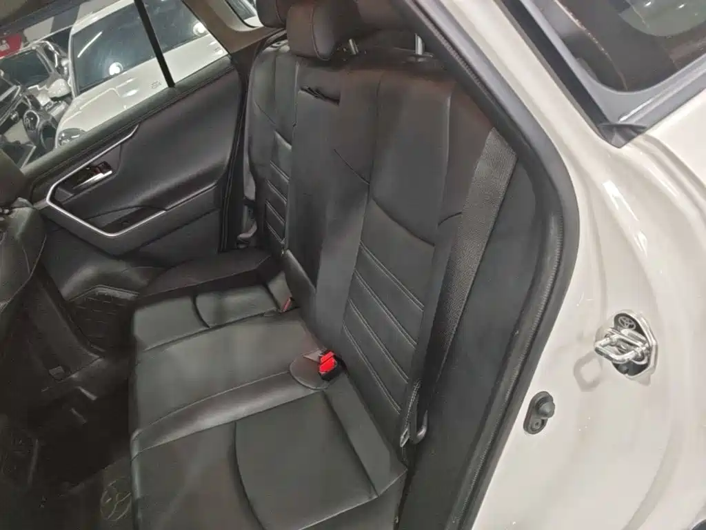 Toyota RAV4 2021 — фото 17
