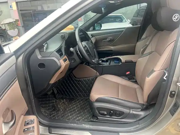 Lexus ES 2025