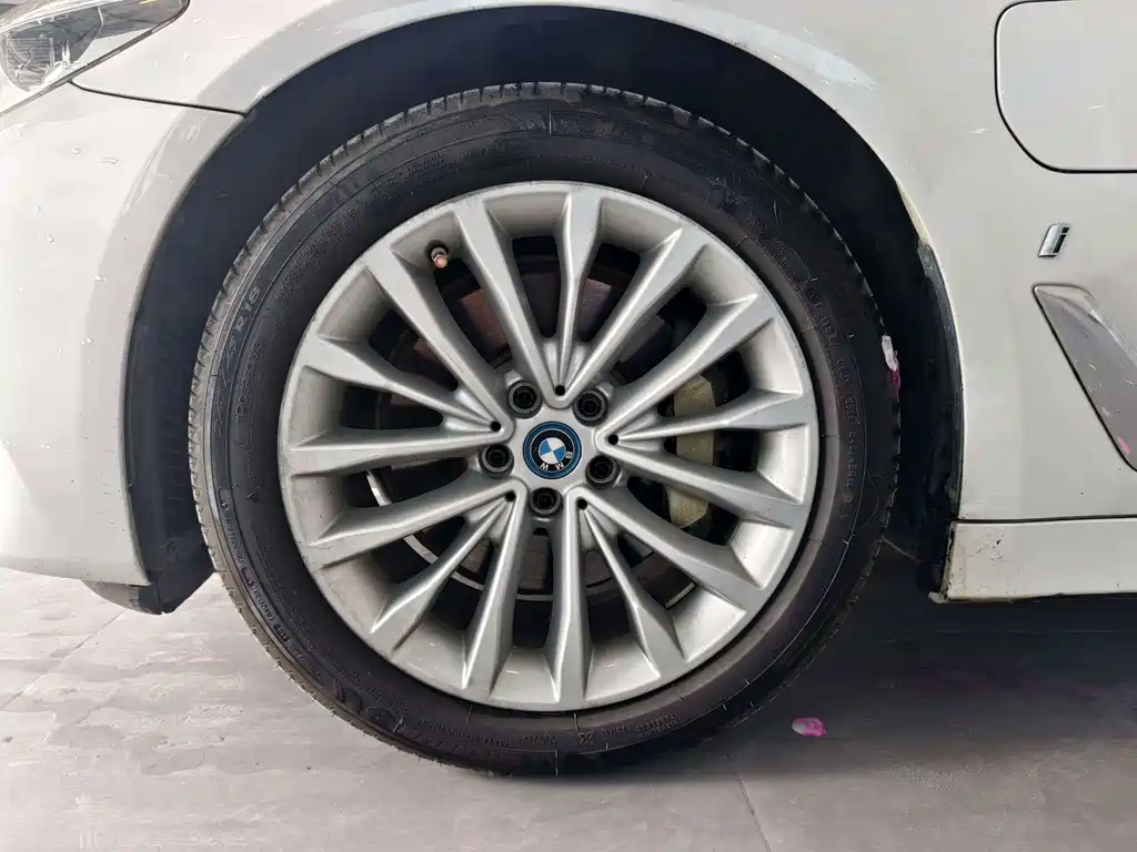 BMW 5 Series New Energy 2019 — фото 19