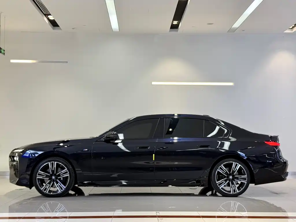 BMW 7 Series 2023 — фото 17