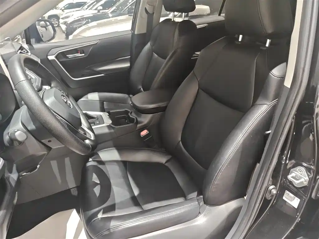 Toyota RAV4 2021 — фото 11