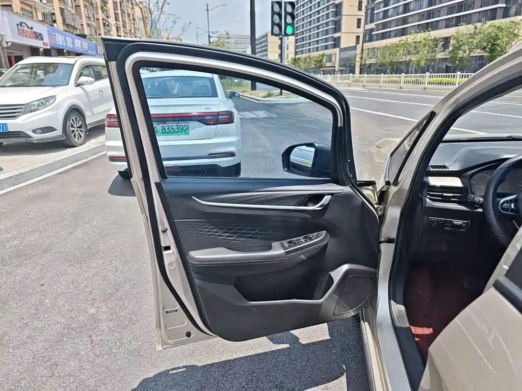 Geely Vision X3 2022 — фото 13