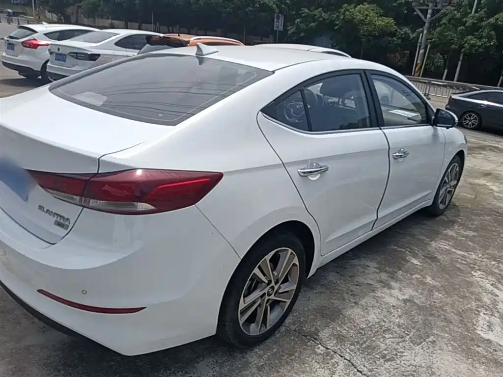 Hyundai Elantra 2018 — фото 7