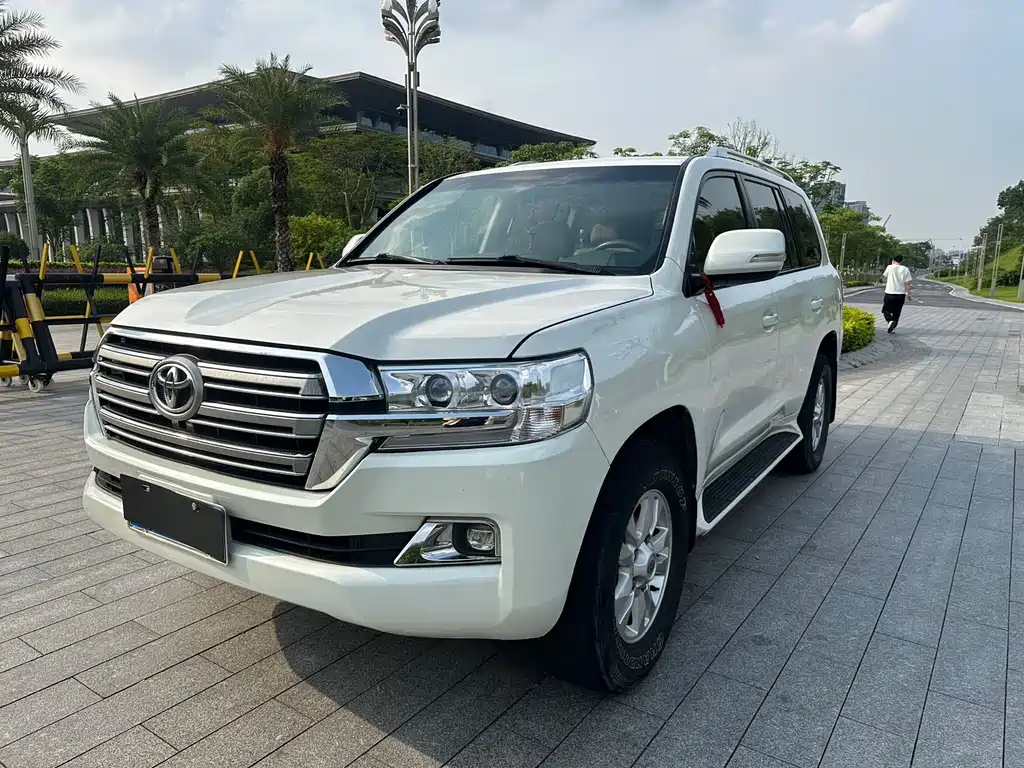 Toyota Land Cruiser 2016 — фото 1