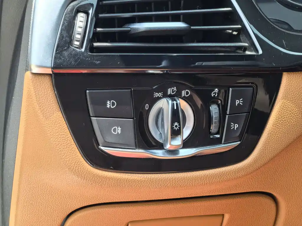 BMW 5 Series 2018 — фото 19
