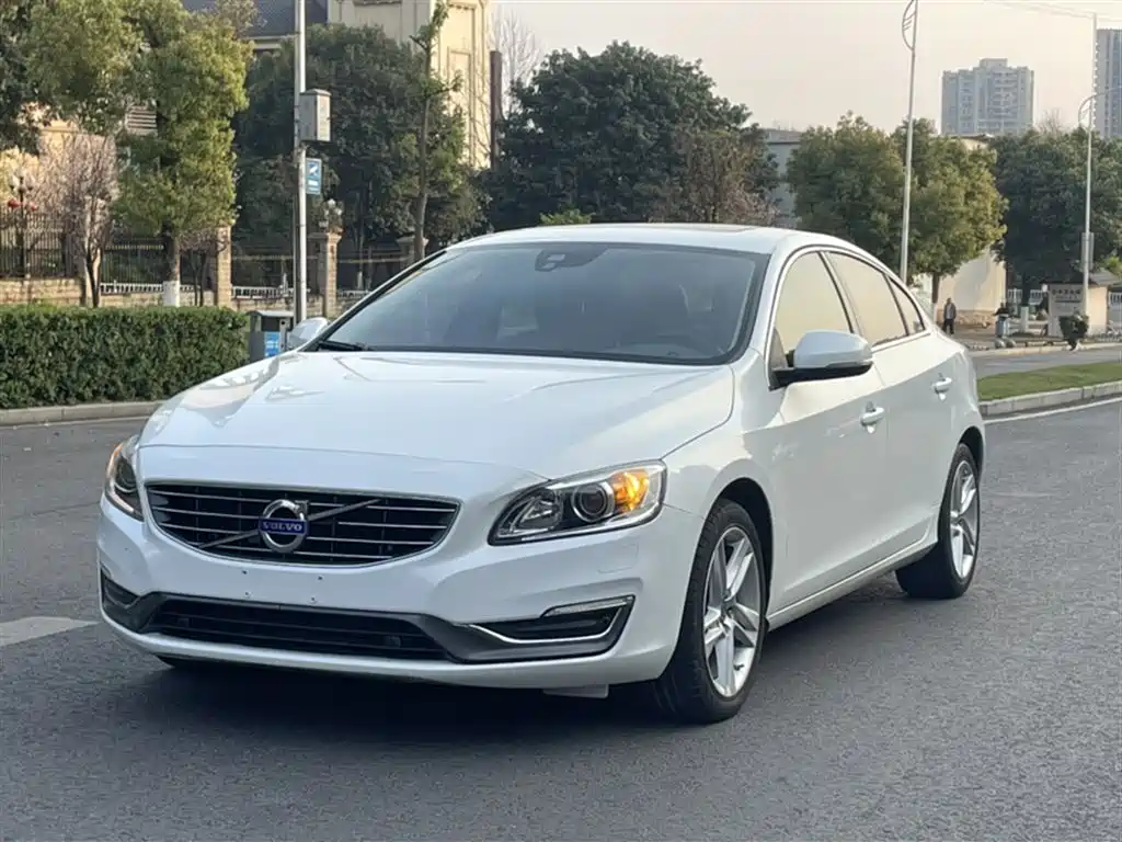 Volvo S60 2014 — фото 1
