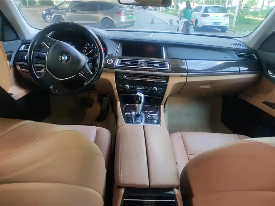 BMW 7 Series 2014 — фото 12