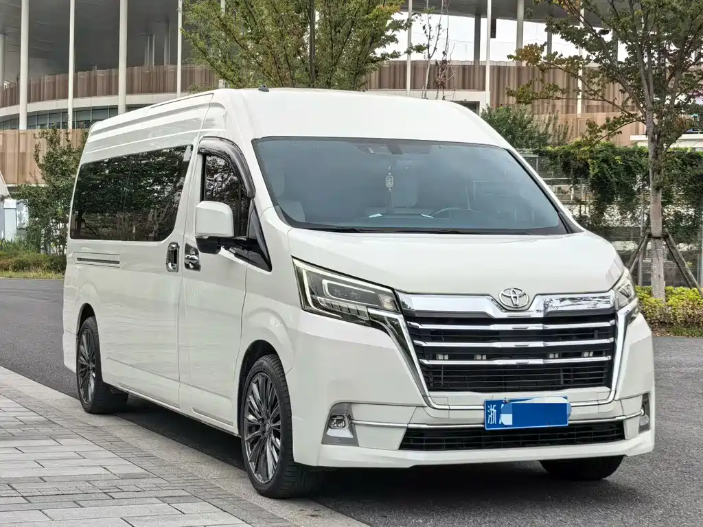 Toyota Hiace 2023 — фото 3