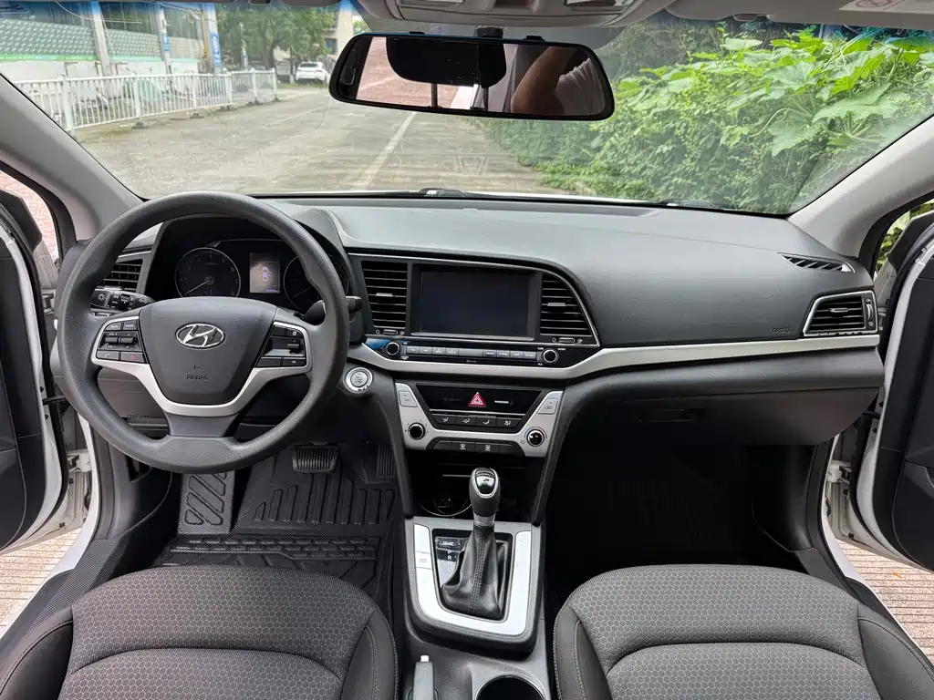 Hyundai Elantra 2016 — фото 13
