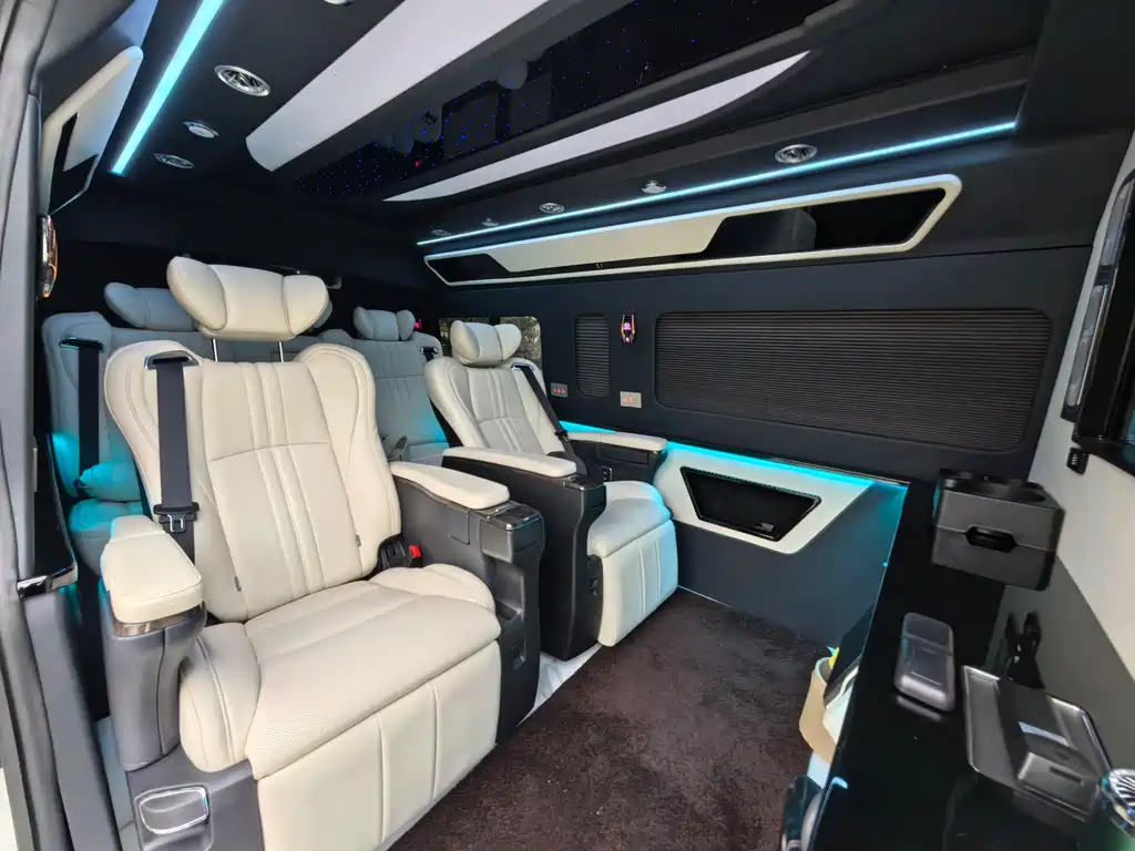 Toyota Hiace 2023 — фото 12