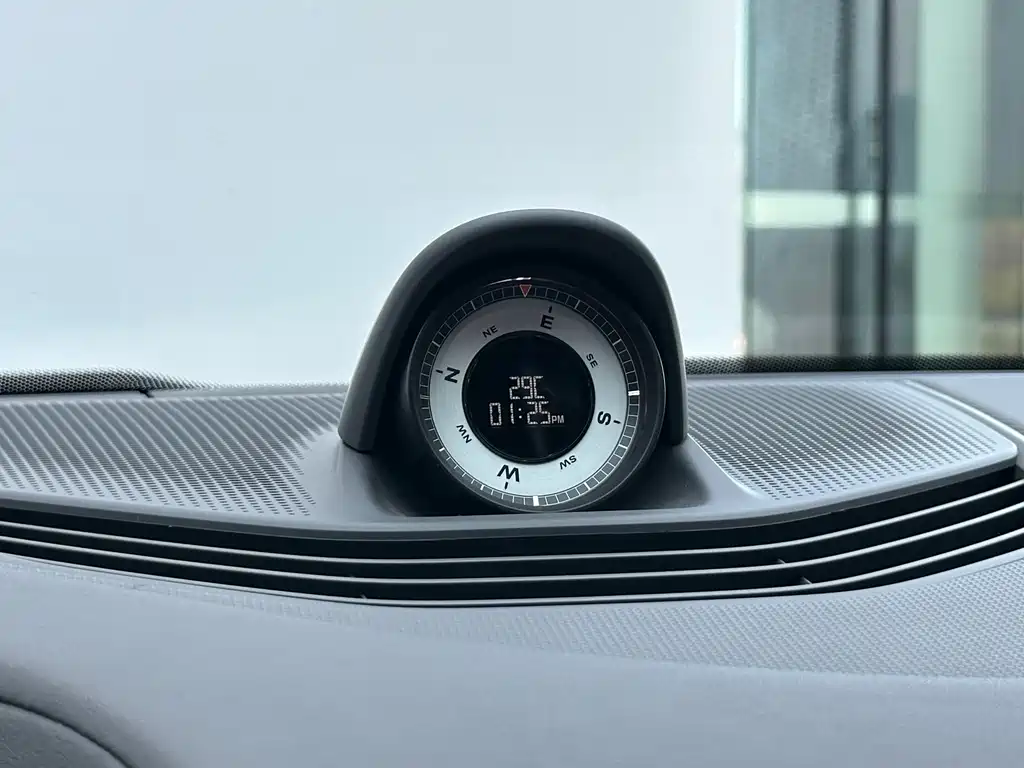 Porsche Taycan 2023 — фото 19