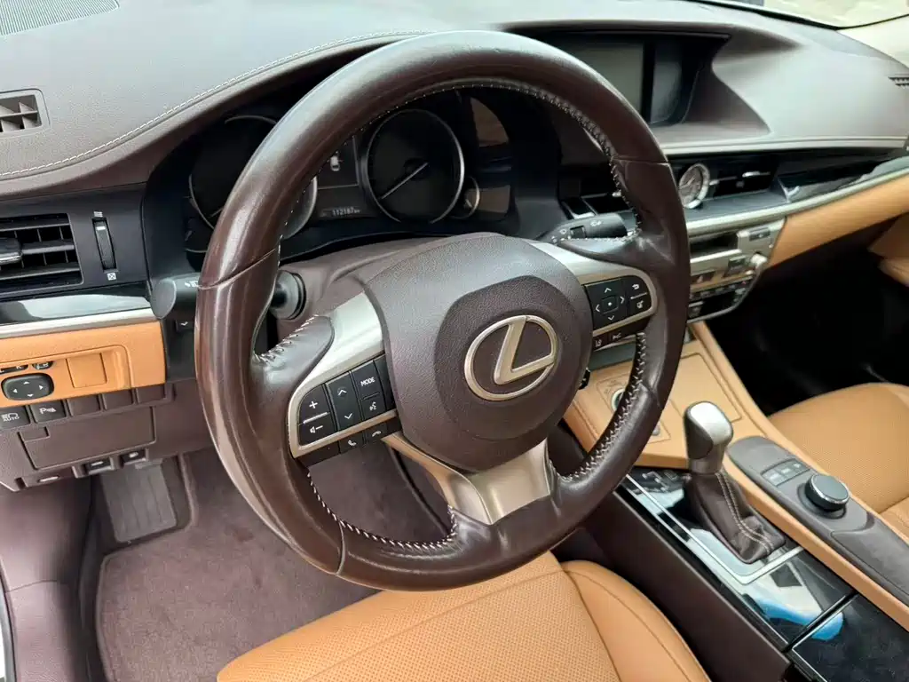 Lexus ES 2017 — фото 12