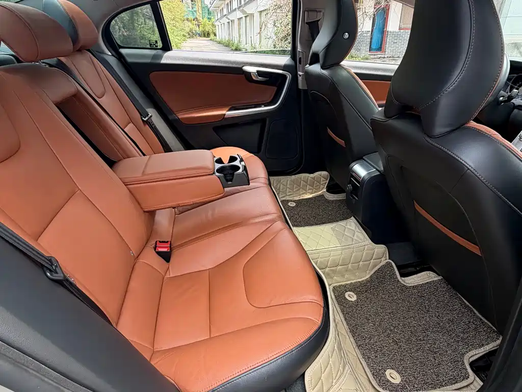 Volvo S60 2017 — фото 12