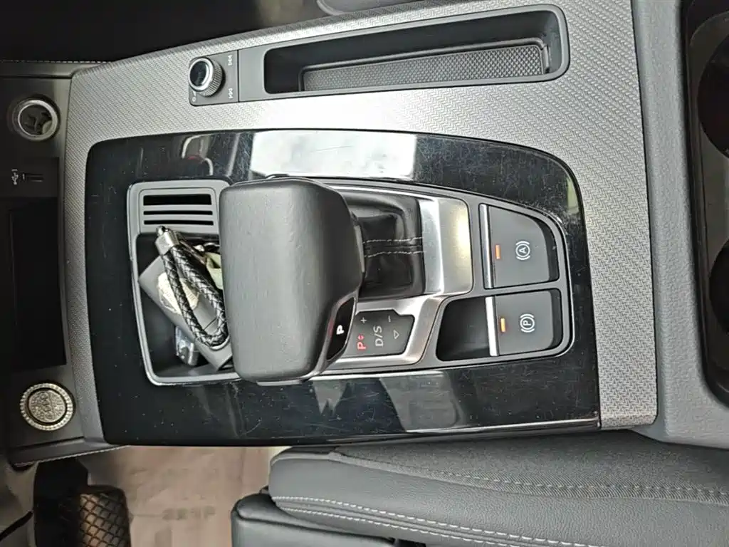 Audi Q5L 2023 — фото 14