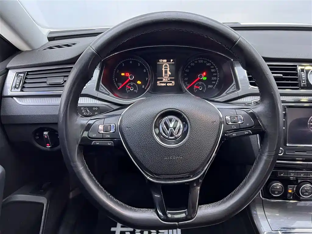 Volkswagen Passat 2017 — фото 15